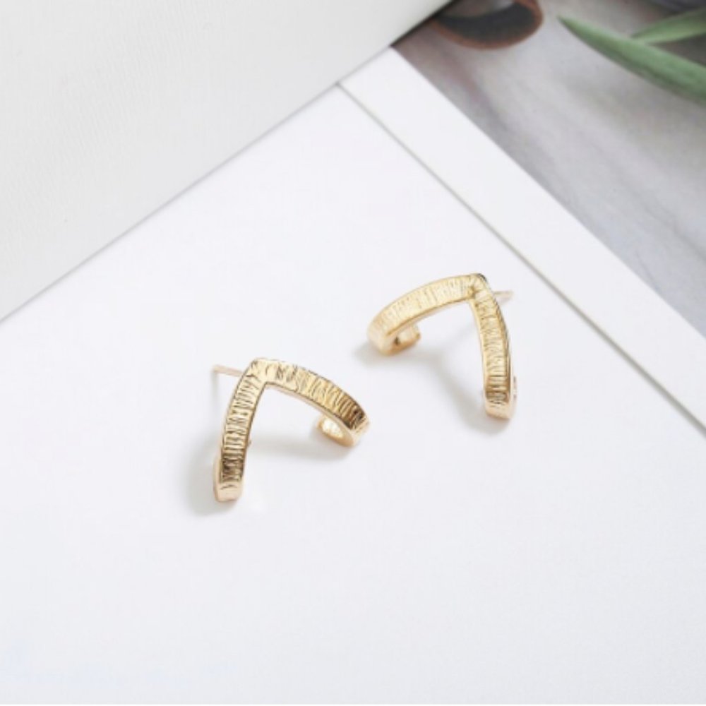 'Hug' Minimalist Triangle Bar Ear Jacket Earrings - Picture 5 of 10